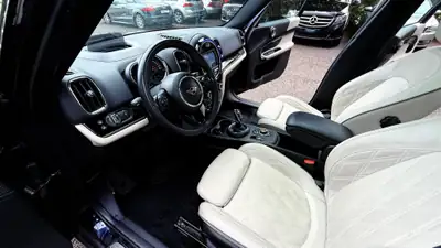 MINI Countryman Cooper ALL4 Steptronic — SUV compact polyvalent, traction intégrale et 112 000 km — Miniature 10