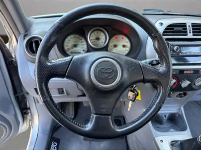 Toyota RAV-4 2.0 16V Linea Terra — SUV fiable des années 2000, attelage 1500 kg — Miniature 10