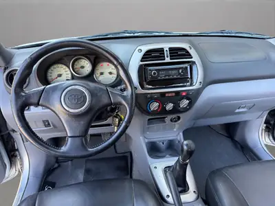 Toyota RAV-4 2.0 16V Linea Terra — SUV fiable des années 2000, attelage 1500 kg — Miniature 14