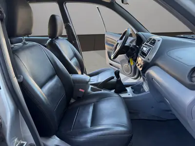 Toyota RAV-4 2.0 16V Linea Terra — SUV fiable des années 2000, attelage 1500 kg — Miniature 16