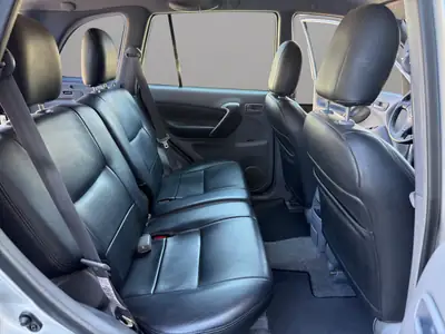 Toyota RAV-4 2.0 16V Linea Terra — SUV fiable des années 2000, attelage 1500 kg — Miniature 17