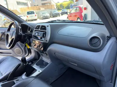 Toyota RAV-4 2.0 16V Linea Terra — SUV fiable des années 2000, attelage 1500 kg — Miniature 21