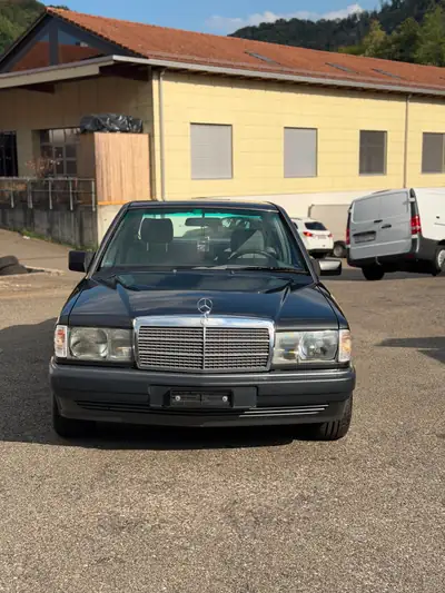 Mercedes-Benz 190 E 2.3 — Berline classique de 1990, moteur essence fiable — vue extérieure