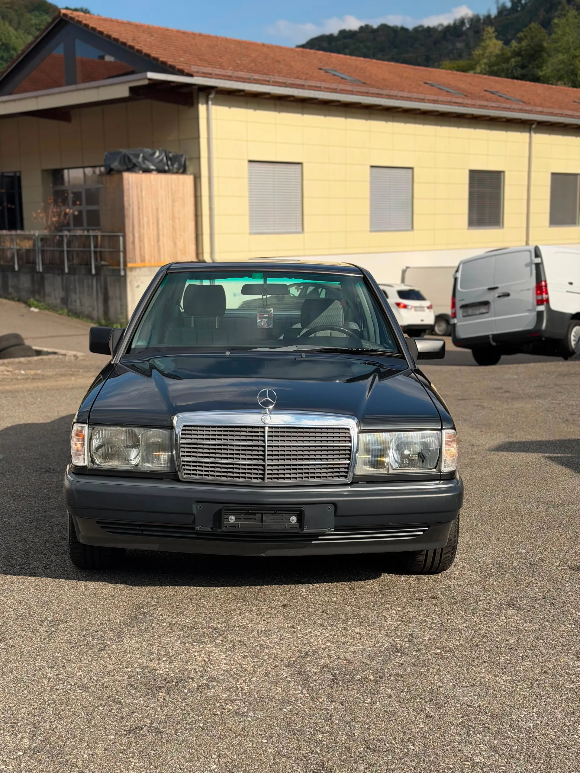 Mercedes-Benz 190 E 2.3 — Berline classique de 1990, moteur essence fiable — vue extérieure
