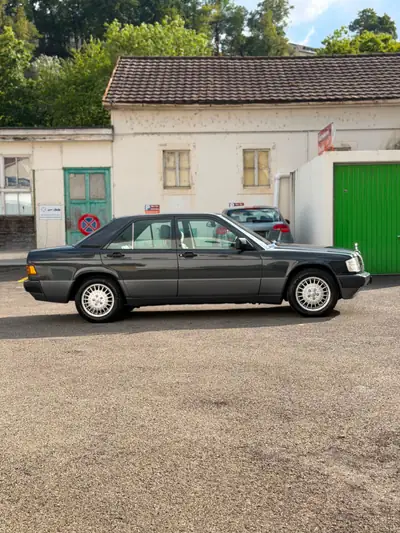 Mercedes-Benz 190 E 2.3 — Berline classique de 1990, moteur essence fiable — arrière