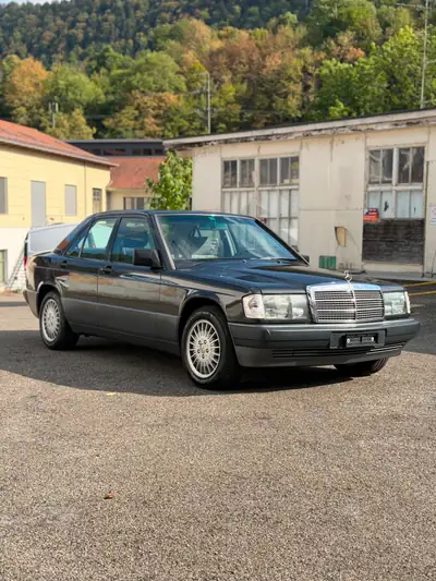 Mercedes-Benz 190 E 2.3 — Berline classique de 1990, moteur essence fiable — côté