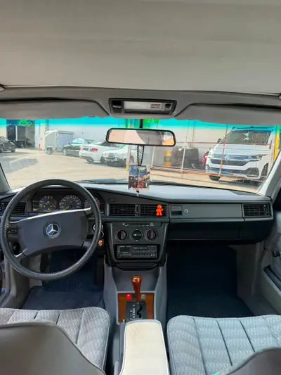 Mercedes-Benz 190 E 2.3 — Berline classique de 1990, moteur essence fiable — détail