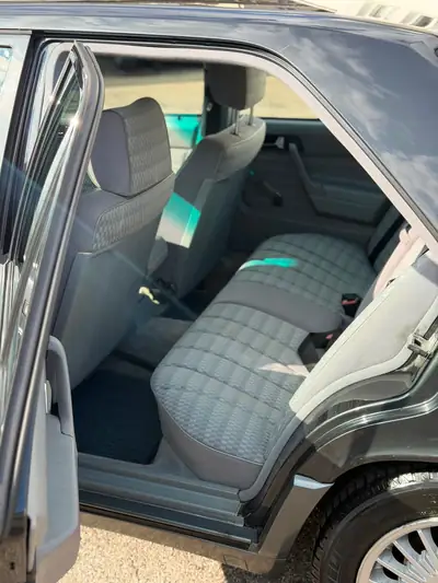 Mercedes-Benz 190 E 2.3 — Berline classique de 1990, moteur essence fiable — tableau de bord