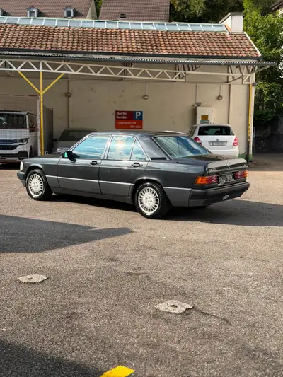 Mercedes-Benz 190 E 2.3 — Berline classique de 1990, moteur essence fiable — intérieur