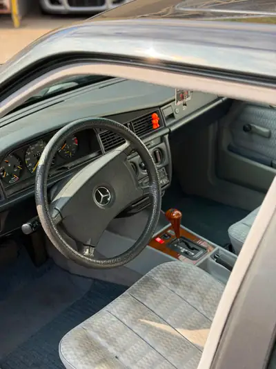 Mercedes-Benz 190 E 2.3 — Berline classique de 1990, moteur essence fiable — Miniature 9