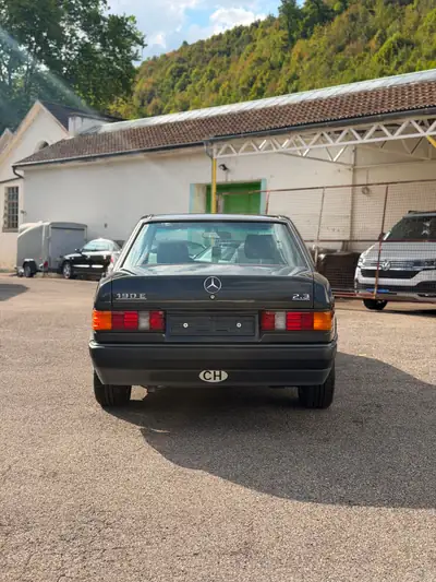 Mercedes-Benz 190 E 2.3 — Berline classique de 1990, moteur essence fiable — Miniature 7