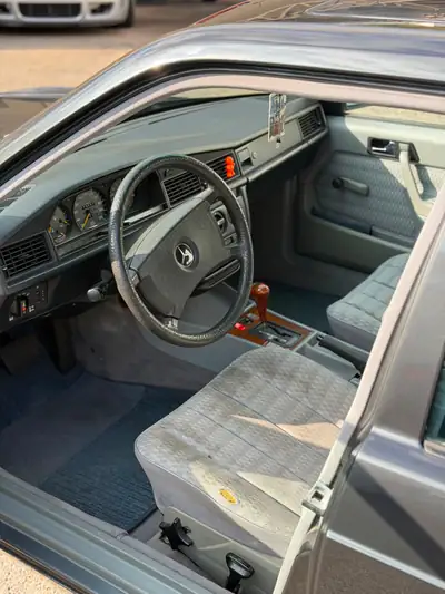 Mercedes-Benz 190 E 2.3 — Berline classique de 1990, moteur essence fiable — Miniature 8