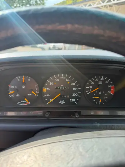 Mercedes-Benz 190 E 2.3 — Berline classique de 1990, moteur essence fiable — Miniature 12
