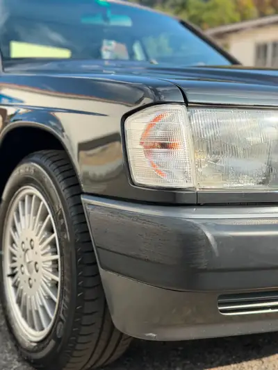 Mercedes-Benz 190 E 2.3 — Berline classique de 1990, moteur essence fiable — Miniature 10