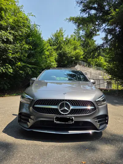 Mercedes-Benz B 200 AMG Line — Compacte premium avec toit panoramique, 55 000 km — vista posteriore