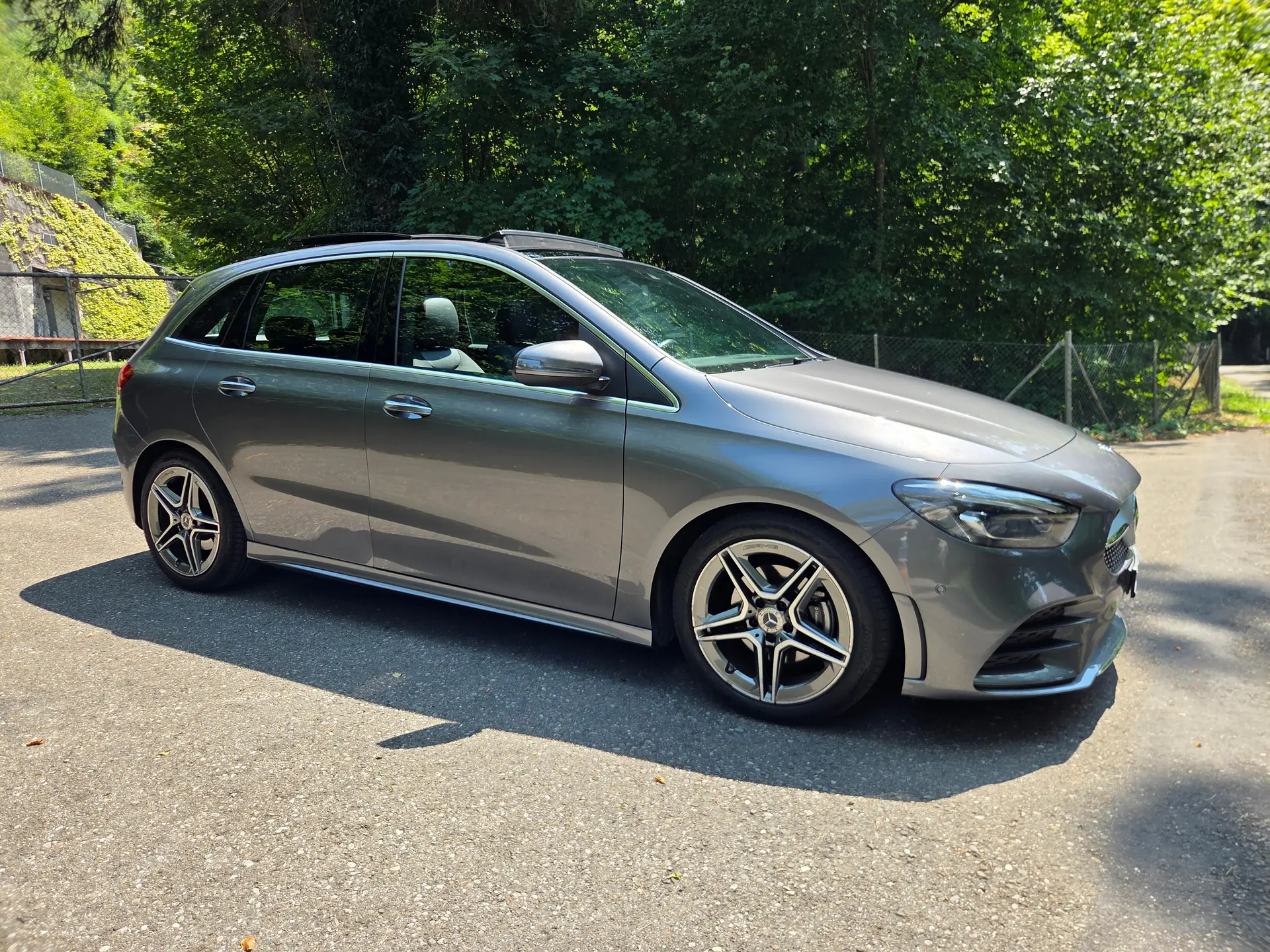 Mercedes-Benz B 200 AMG Line — Compacte premium avec toit panoramique, 55 000 km