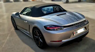 Porsche 718 Boxster T — Roadster de prestige, 27'000 km, moteur 2.0 turbo 299 ch — Seitenansicht