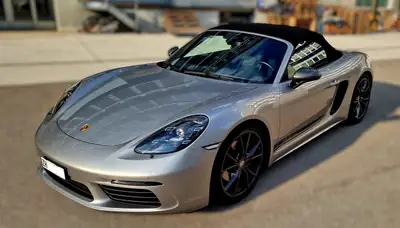 Porsche 718 Boxster T — Roadster de prestige, 27'000 km, moteur 2.0 turbo 299 ch — Heckansicht