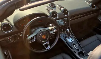 Porsche 718 Boxster T — Roadster de prestige, 27'000 km, moteur 2.0 turbo 299 ch — Innenraum