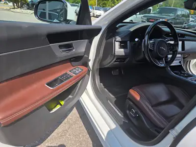 Jaguar XF Sportbrake 2.0 D 240 R-Sport AWD — Break premium, traction intégrale et faible kilométrage — tableau de bord