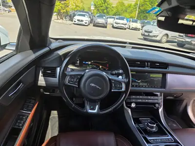 Jaguar XF Sportbrake 2.0 D 240 R-Sport AWD — Break premium, traction intégrale et faible kilométrage — intérieur