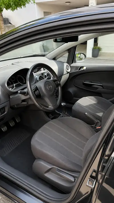 Opel Corsa 1.4T eFLEX Color Edition — Citadine dynamique, moteur turbo et faible kilométrage — intérieur