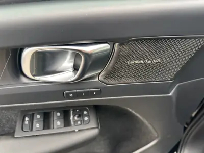 Volvo XC40 P8 Twin Ultimate AWD — SUV électrique haute performance, 37'000 km — Miniature 18