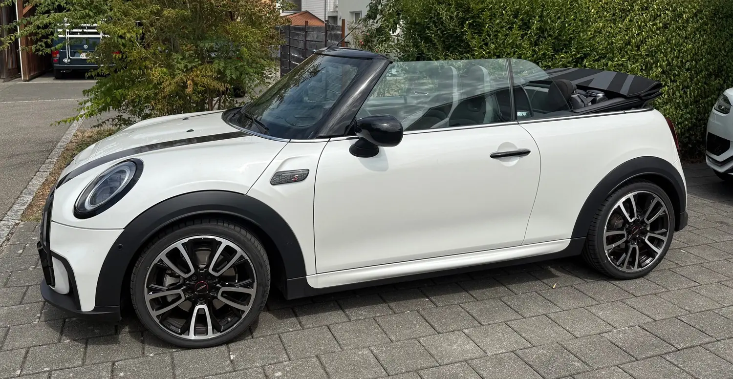 MINI Cabrio 2.0i Cooper S — Cabriolet sportif blanc, 28 600 km, transmission semi-auto — Außenansicht