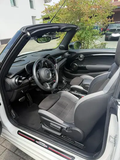 MINI Cabrio 2.0i Cooper S — Cabriolet sportif blanc, 28 600 km, transmission semi-auto — Armaturenbrett