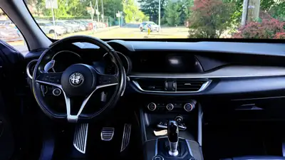 Alfa Romeo Stelvio 2.0 Executive Q4 — SUV performant, 109'000 km, transmission intégrale — Miniature 8