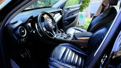 Alfa Romeo Stelvio 2.0 Executive Q4 — SUV performant, 109'000 km, transmission intégrale — Miniature 9