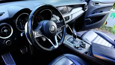 Alfa Romeo Stelvio 2.0 Executive Q4 — SUV performant, 109'000 km, transmission intégrale — Miniature 10