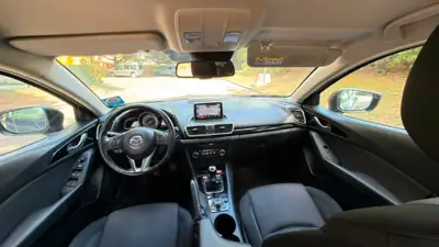 Mazda 3 1.5 16V Ambition Plus — Berline fiable, entretien à jour, 186000 km — intérieur