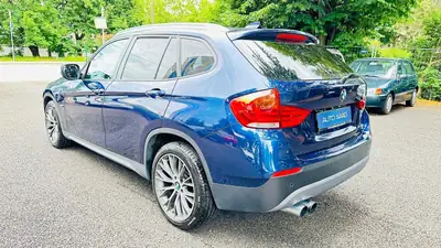 BMW X1 xDrive 20i Steptronic — SUV compact robuste, transmission automatique, disponible à l'export — côté