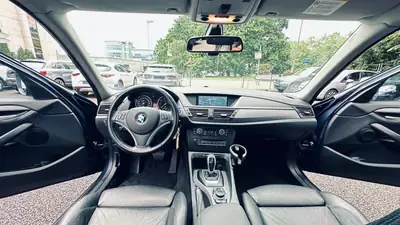 BMW X1 xDrive 20i Steptronic — SUV compact robuste, transmission automatique, disponible à l'export — Miniature 10