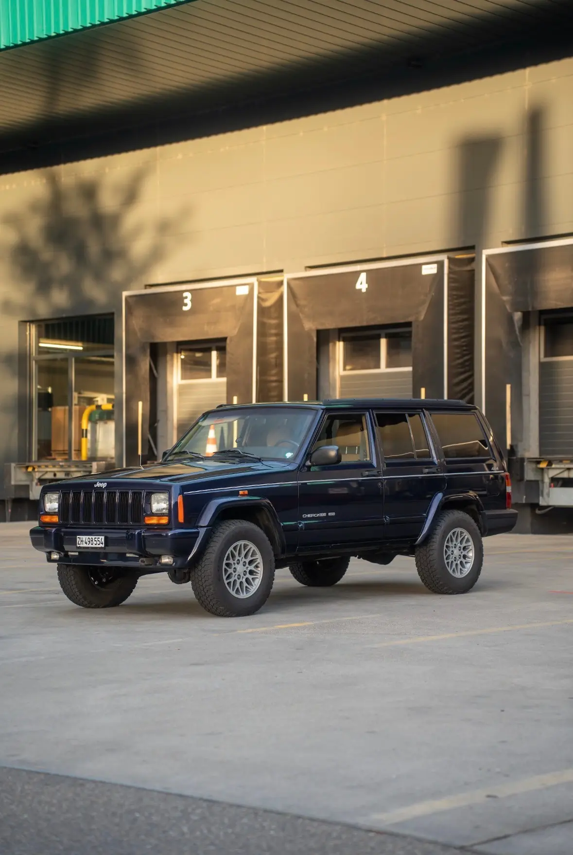 Jeep Cherokee 4.0 Limited — SUV authentique des années 90, fiable et spacieux — vue extérieure