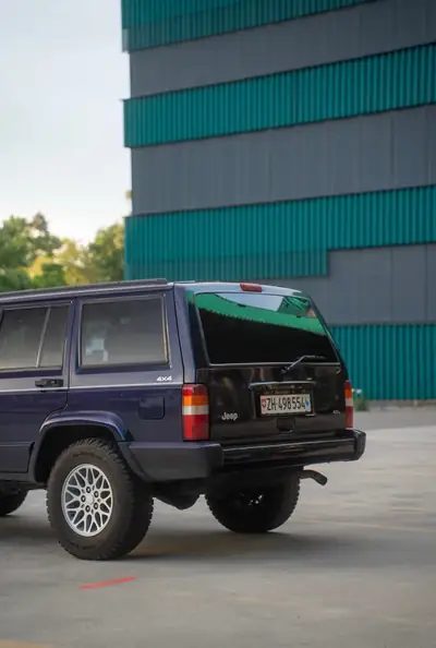 Jeep Cherokee 4.0 Limited — SUV authentique des années 90, fiable et spacieux — arrière