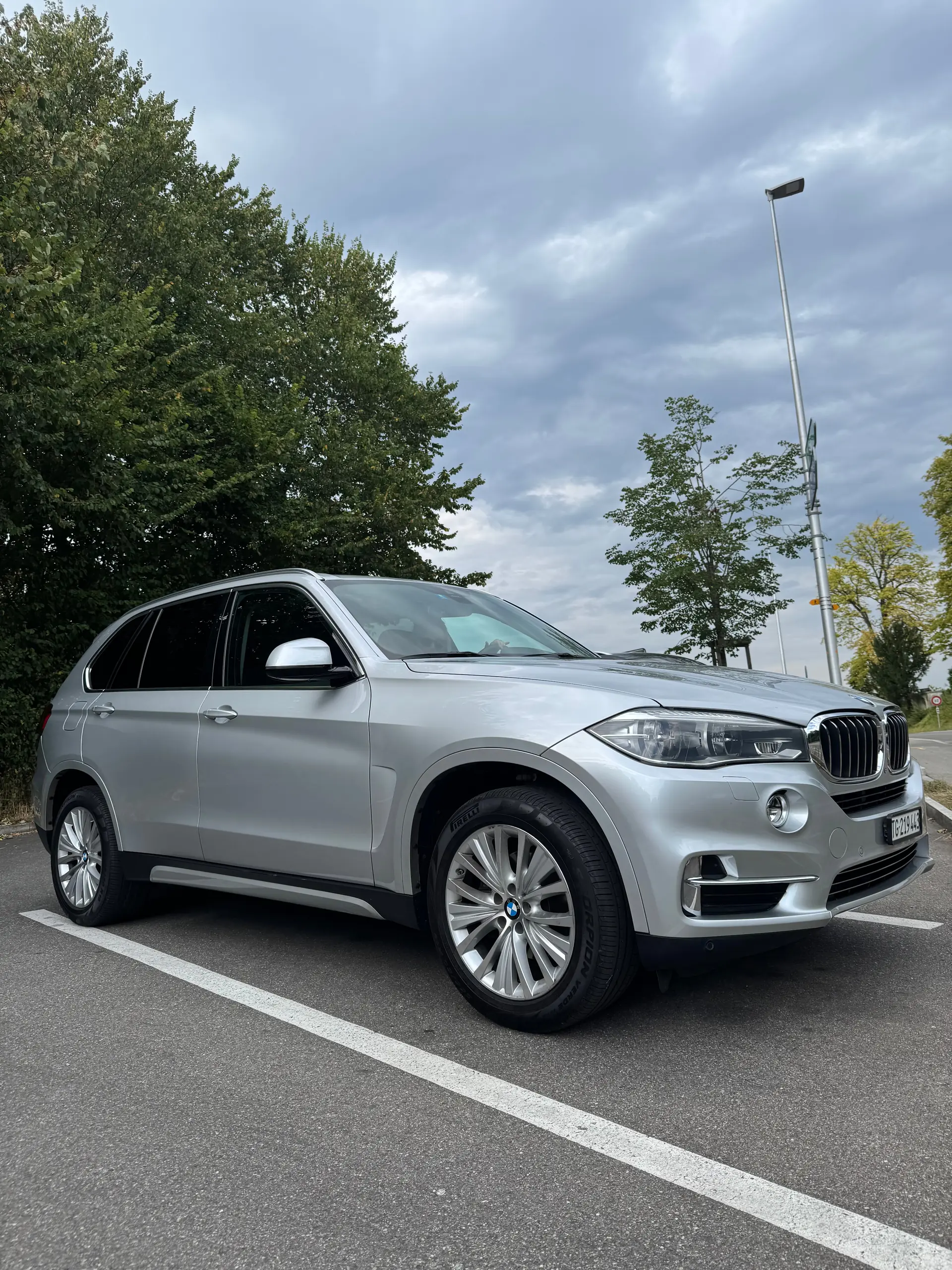 BMW X5 30d xDrive — SUV premium diesel, 105000 km, sans sinistre — vista esterna