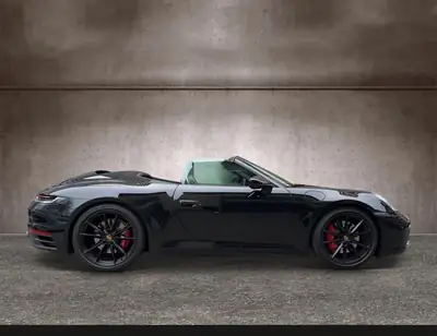 Porsche 911 Carrera S Cabriolet — 450 ch PDK, décapotable iconique peu kilométrée — exterior view