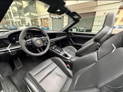 Porsche 911 Carrera S Cabriolet — 450 ch PDK, décapotable iconique peu kilométrée — interior