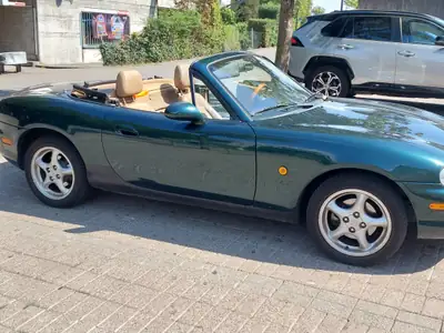 Mazda MX-5 1.6 Classic Youngster — Cabriolet légendaire, 160 000 km, vert métallisé — Heckansicht