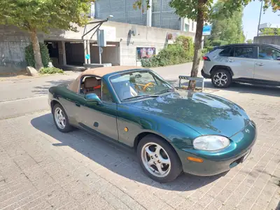 Mazda MX-5 1.6 Classic Youngster — Cabriolet légendaire, 160 000 km, vert métallisé — Seitenansicht