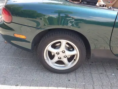 Mazda MX-5 1.6 Classic Youngster — Cabriolet légendaire, 160 000 km, vert métallisé — Innenraum