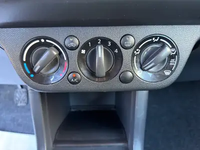 Suzuki Swift 1.3i 16V GL — Citadine dynamique sans accident, révisions à jour — Miniature 16