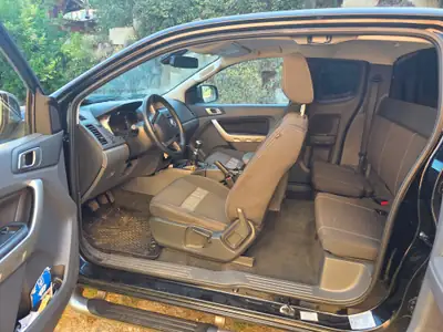 Ford Ranger 2.2 TDCi 4x4 XL — Pickup robuste, faible kilométrage et motorisation fiable — intérieur