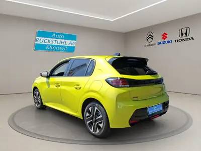 Peugeot 208 1.2 PureTech 100 Allure — Citadine moderne, faible kilométrage et moteur efficace — tableau de bord