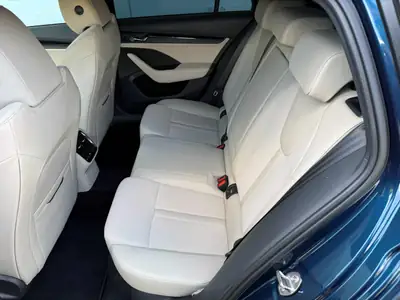 Skoda Octavia 2.0 TSI 4x4 — Break premium à faible kilométrage, transmission intégrale — intérieur