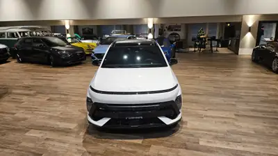 Hyundai Kona 1.6 T-GDi N Line 4WD — SUV compact sportif avec toit panoramique — intérieur