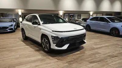 Hyundai Kona 1.6 T-GDi N Line 4WD — SUV compact sportif avec toit panoramique — tableau de bord