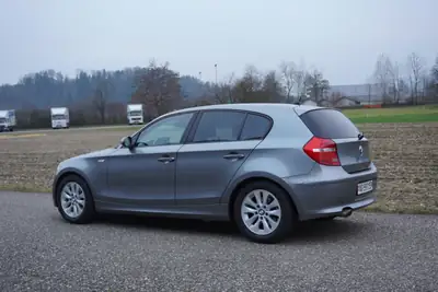 BMW 116d — Diesel économe, 255'000 km, équipement complet 8 pneus — side view